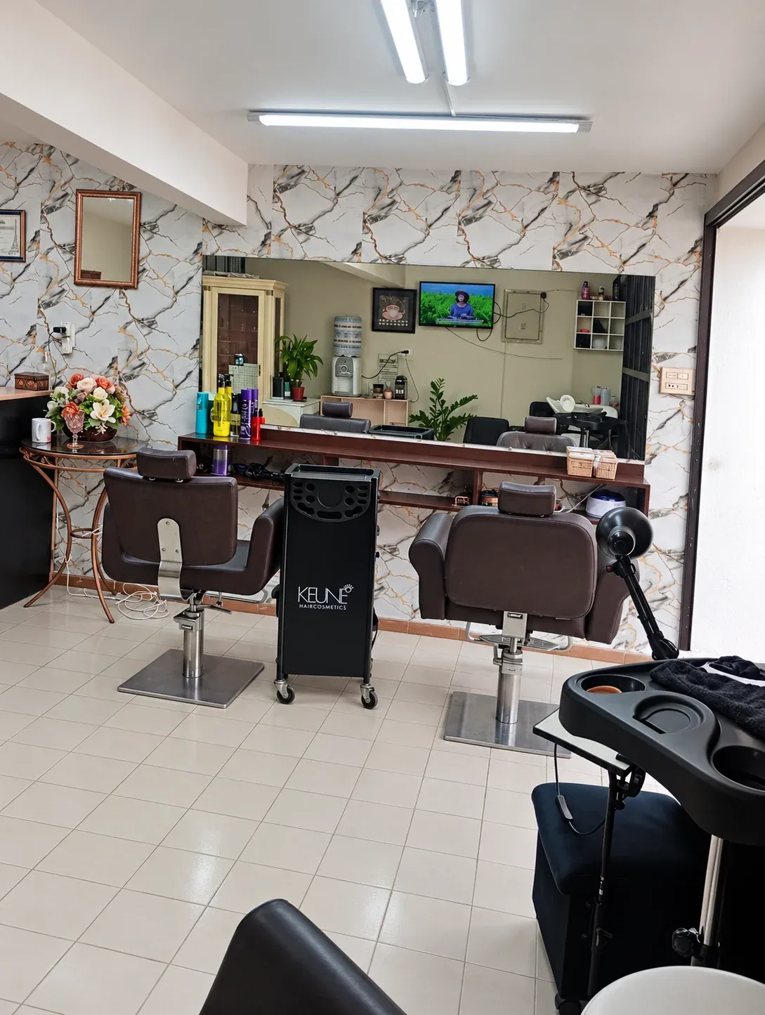 Espelhos e estações de cabelo do salão