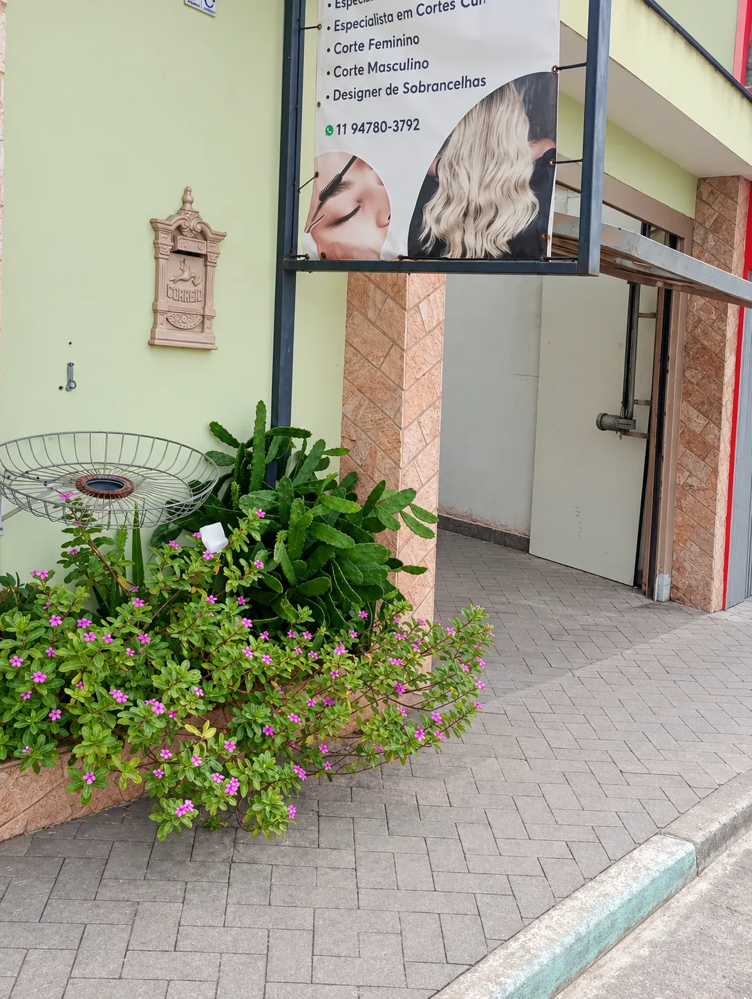 Entrada do salão Cicera Capelly pela Rua Maxuero, 36