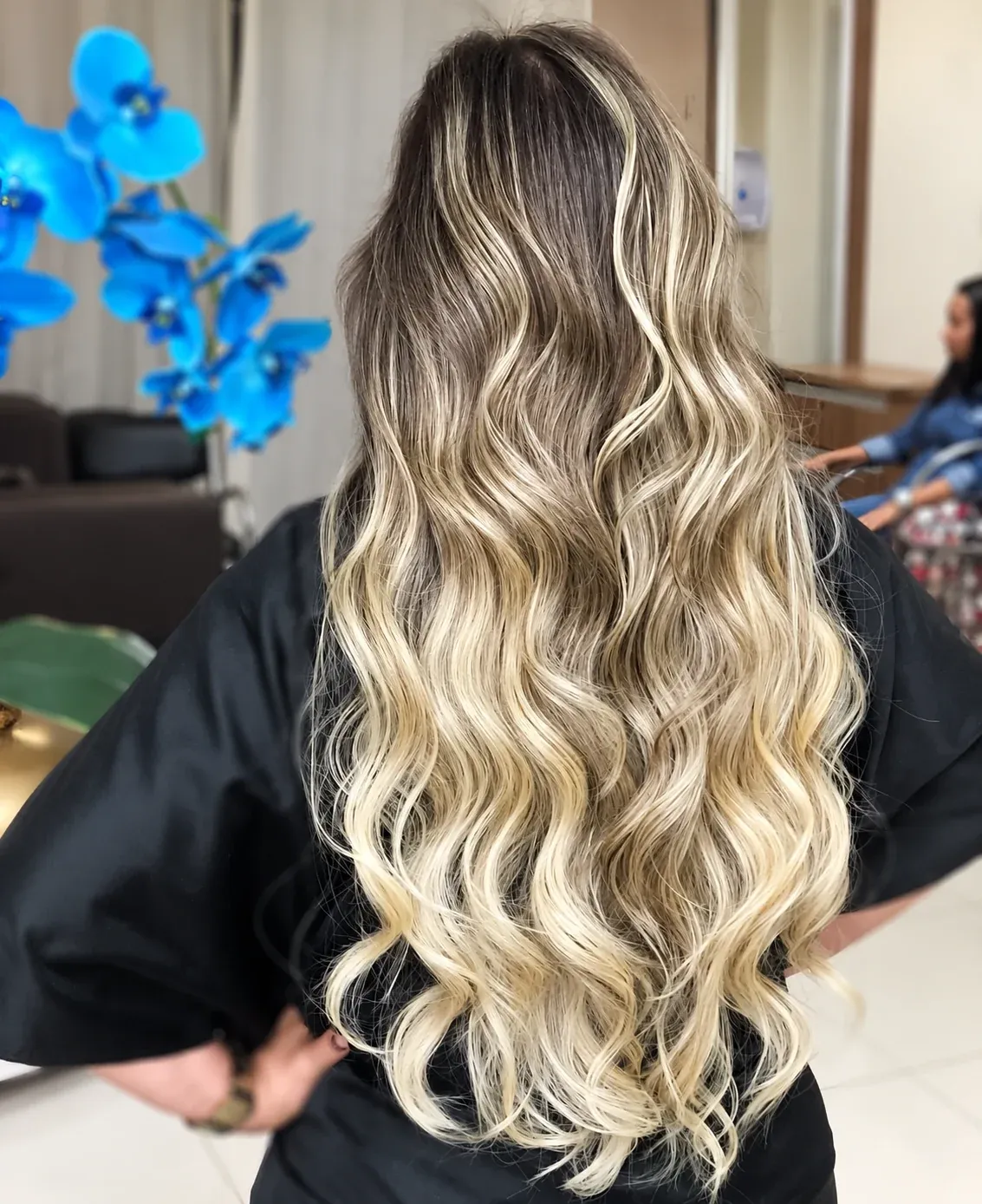 Loiro com ondas e luminosidade