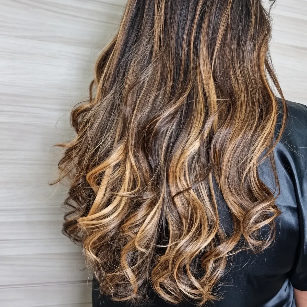 Morena iluminada com ondas